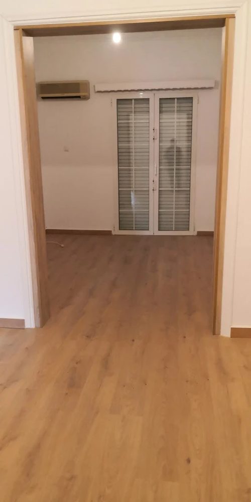 Ξύλινες κάσες από δρυ σε εσωτερικό άνοιγμα κατοικίας